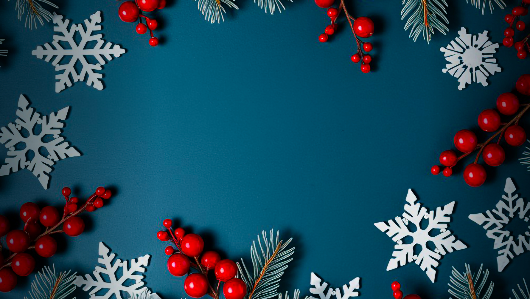 Illustration de Noël sur fond bleu avec flocons de neige blancs, branches de sapin et baies rouges, utilisée comme visuel décoratif pour un article de fêtes de fin d’année.